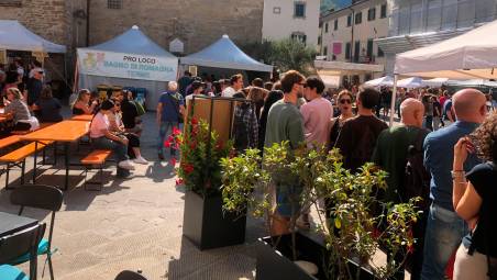 Tanta gente alla sagra del tortello alla lastra