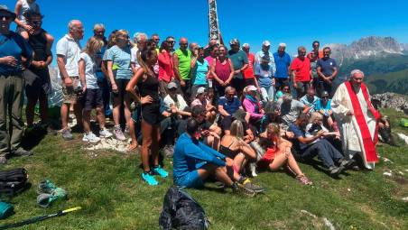 Don Giovanni (a destra) con il gruppo dei forlivesi che lo hanno accompagnato