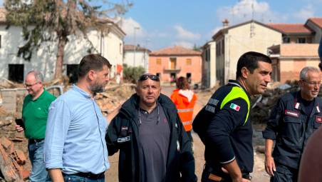 Il sindaco Giacomoni e il presidente della Regione De Pascale durante un sopralluogo a Traversara dopo un evento alluvionale (Fiorentini)