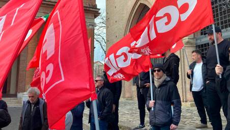 Rimini, la protesta dei lavoratori Aeffe davanti alla mostra Riviera Dream