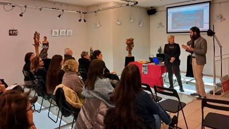 Il sindaco e l’assessora al Turismo del Comune di Sarsina durante un incontro dedicato al progetto di albergo diffuso