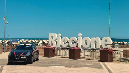 Riccione. Cocaina nascosta nella custodia degli auricolari: arrestato un 24enne