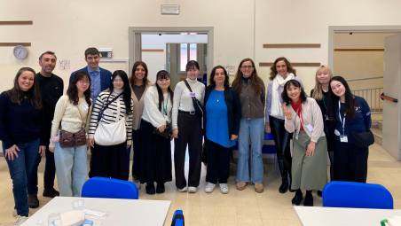 L’assessora Baredi e il dirigente Flamigni con gli insegnanti portoghesi e le studentesse giapponesi