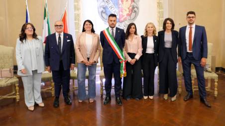Imola, a nove giorni dall’elezione Marco Panieri presenta la nuova giunta composta di cinque donne e tre uomini e si tratta soprattutto di conferme