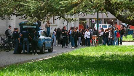 L’intervento delle volanti della Polizia di Stato fuori dal Classico (Fiorentini)