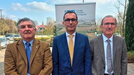 Nicola Dalmonte (al centro), eletto alla presidenza del Consorzio CER per la legislatura 2026-2030, insieme a Carlo Carli (primo da sinistra) e Piero Peri (a destra), eletti vicepresidenti dell’ente