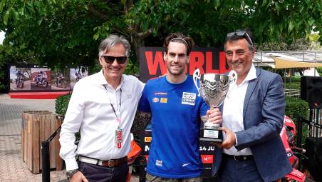 Tre immagini del pre-event ad Aquafan: a sinistra la premiazione del vincitore Stefano Manzi, a destra Nicolò Bulega dà il via a un duello sul Kamikaze, in basso i partecipanti con Andrea Albani