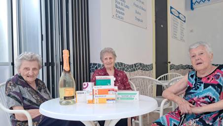 San Mauro Mare, tre nonne al bar, 274 anni in tutto e un brindisi all’amicizia (con i farmaci sul tavolo)