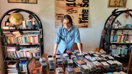 Michele Minisci con le musicassette