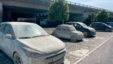 Alcune delle auto alluvionate che erano state portate al Montefiore