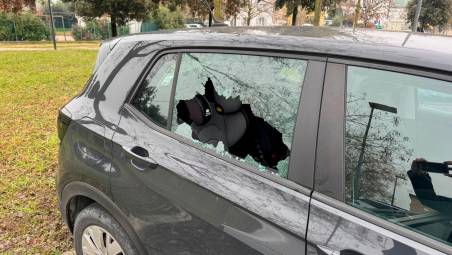 Vetro di un’auto spaccato da un ladro