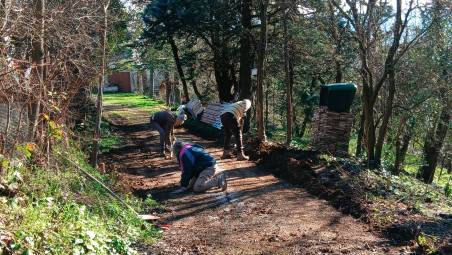 Alcuni volontari al lavoro dopo che la strada è stata liberata