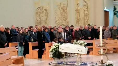 Bellaria. Una folla straziata dal dolore per l’addio a Giulio, morto a 3 anni per un incidente