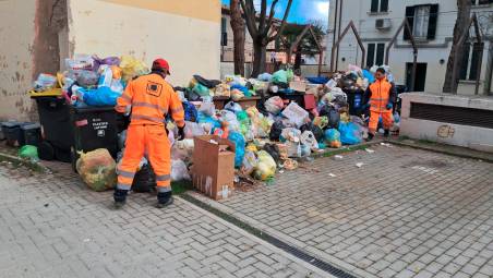 Gli operatori di Alea mentre rimuovono i rifiuti