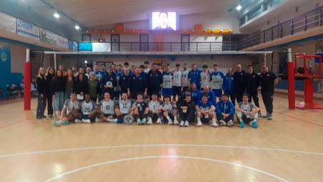 Le tre squadre partecipanti posano insieme in mezzo al campo