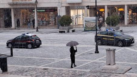 Il graupel in piazza tre Martiri a Rimini