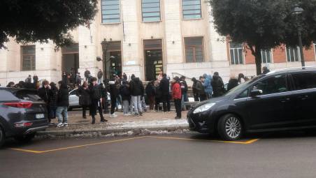 Studenti davanti al Marconi di Forlì questa mattina