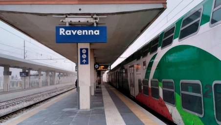 Treni, lavori sulla linea Ravenna-Rimini: per due week-end il viaggio si fa in bus