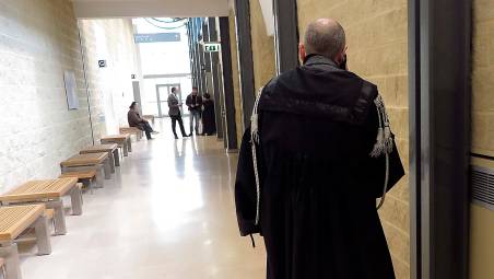 Rimini, scivolò lungo le scale dopo che era stata data acqua ai fiori, la proprietaria deve risarcire 43mila euro