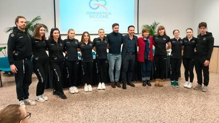 Staff tecnico, atlete della Ginnastica Riccione assieme al presidente Poesio, il sindaco Angelini e l’assessore Imola ieri al Palazzo del Turismo