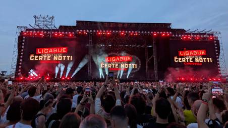 La notte di Certe Notti: Ligabue incanta Campovolo con un concerto indimenticabile e una scaletta da brividi