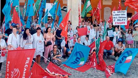 I manifestanti in piazza del Popolo