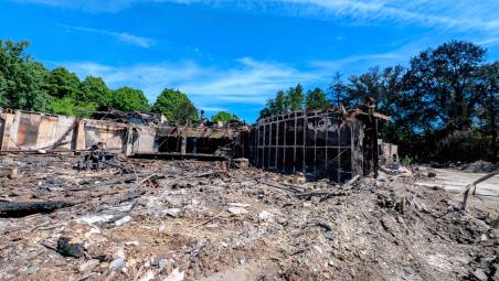 Brisighella, incendio all’ex Gufo, spenti gli ultimi focolai. Rimaste solo travi annerite e cenere