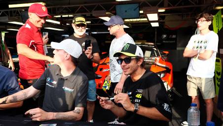 Valentino Rossi firma autografi a Misano Adriatico