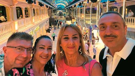 Sopra, da sinistra, Vincenzo Andreini, Stefania Beccari, Cristina Bianchi e Cesare Ceccoli, quattro sammarinesi del gruppo sulla nave da crociera ferma a Dubai