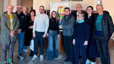 Da sinistra Luca Maggioli, presidente della Consulta del quartiere Capanni, Cesare Fracconti, presidente della Consulta del quartiere Fiumicino, Patrizia Acini, presidente della Consulta del quartiere Cesare, Assunta Ciaravolo, presidente della Consulta del Quartiere Rio Salto-Castelvecchio, l’assessore al Volontariato e Terzo Settore Alessio Tomei, Giorgia Grilli, presidente della Consulta del quartiere San Giovanni, Renato Tasini, consigliere della Consulta del quartiere Capanni, Fabio Donati, presidente della Consulta del quartiere Centro, Catherine Drieux, presidente della Consulta del quartiere Bastia, Enzo Colonna, presidente della Consulta del quartiere Valle Ferrovia