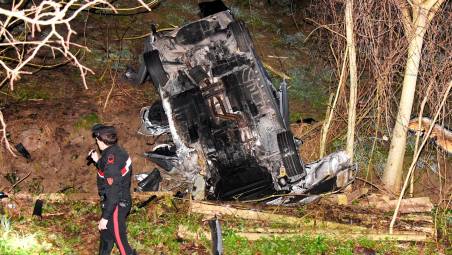 L’auto del ragazzo distrutta dopo essere finita nella scarpata (fotoservizio Manuel Migliorini)