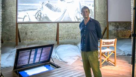 Lo scrittore Emmanuel Carrère affascina Rimini e visita il Fellini Museum