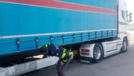 Cesena, specchietti mancanti e bulloni del rimorchio allentati: tre Tir fermati in A-14