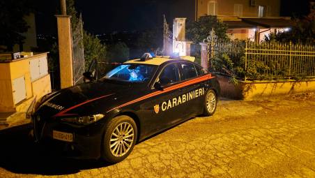 I carabinieri davanti alla villetta (foto Manuel Migliorini)