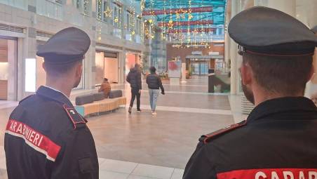 Savignano, al supermercato riempie lo zaino di supercolici per oltre 500 euro e scappa: 19enne arrestato