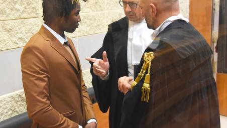 L’imputato parla con i suoi legali Fabbri e Guidi in una delle ultime udienze