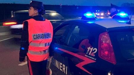 Forlì, perseguita la dipendente di un negozio rigandole l’auto e forandole gli pneumatici: braccialetto elettronico e divieto di avvicinamento