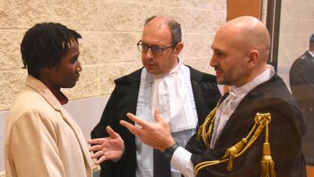 Louis Dassilva con gli avvocati Riario Fabbri e Andrea Guidi (Migliorini)