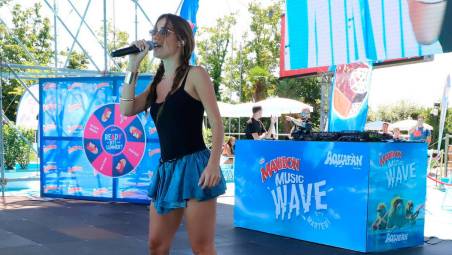 Riccione, Clara si esibisce all’Aquafan