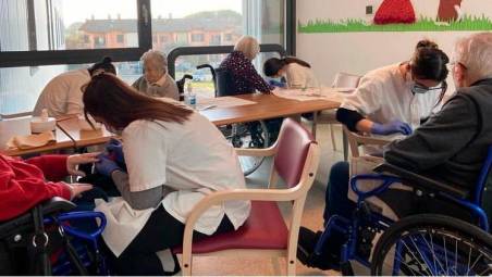 La seduta di manicure al centro per anziani