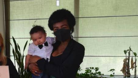 Il piccolo Giulio in braccio alla mamma in occasione dell’omaggio del kit di benvenuto ai nuovi nati qualche anno fa