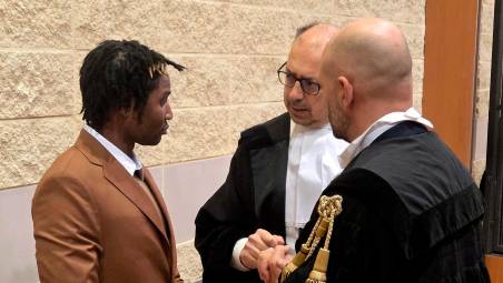 Louis Dassilva in tribunale con gli avvocati