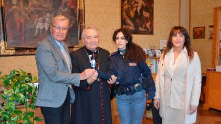 Forlì, omaggio alla vittime di mafia: il vescovo riceve l’olio di Capaci