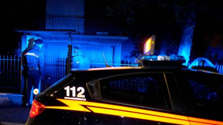 Forlì, picchia la madre, poi distrugge il televisore in casa e si scaglia contro i Carabinieri: 47enne arrestato