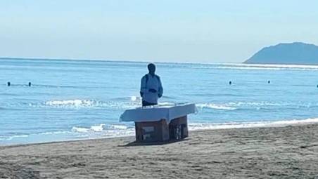 Riccione, il venditore abusivo col banchetto in spiaggia accende la polemica