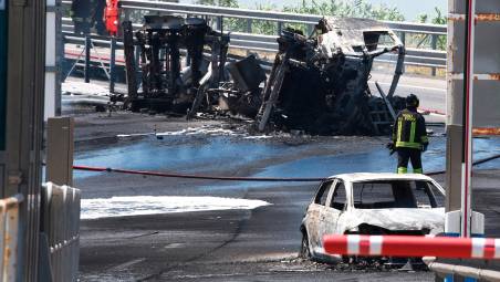 Due dei mezzi distrutti dopo il rovinoso incendio di ieri (Migliorini)