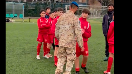 Torna dopo 8 mesi da una missione militare e fa una sorpresa al figlio all’allenamento del Forlì VIDEO