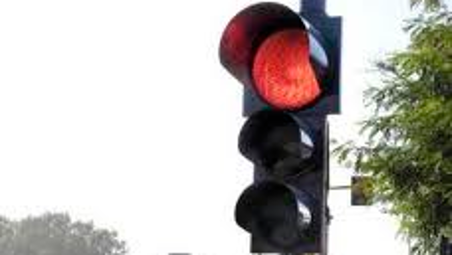 A Rimini 34 infrazioni al giorno per passaggi col rosso nel 2024: arrivano due semafori con telecamere