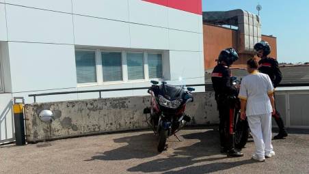 Cesena, crea scompiglio al Pronto Soccorso e prende a pugni un infermiere: arrestato 38enne
