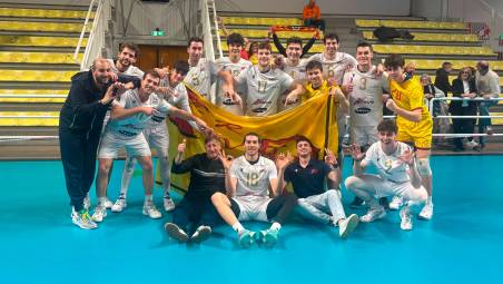 La Consar festeggia la bella vittoria al tie-break contro Cantù